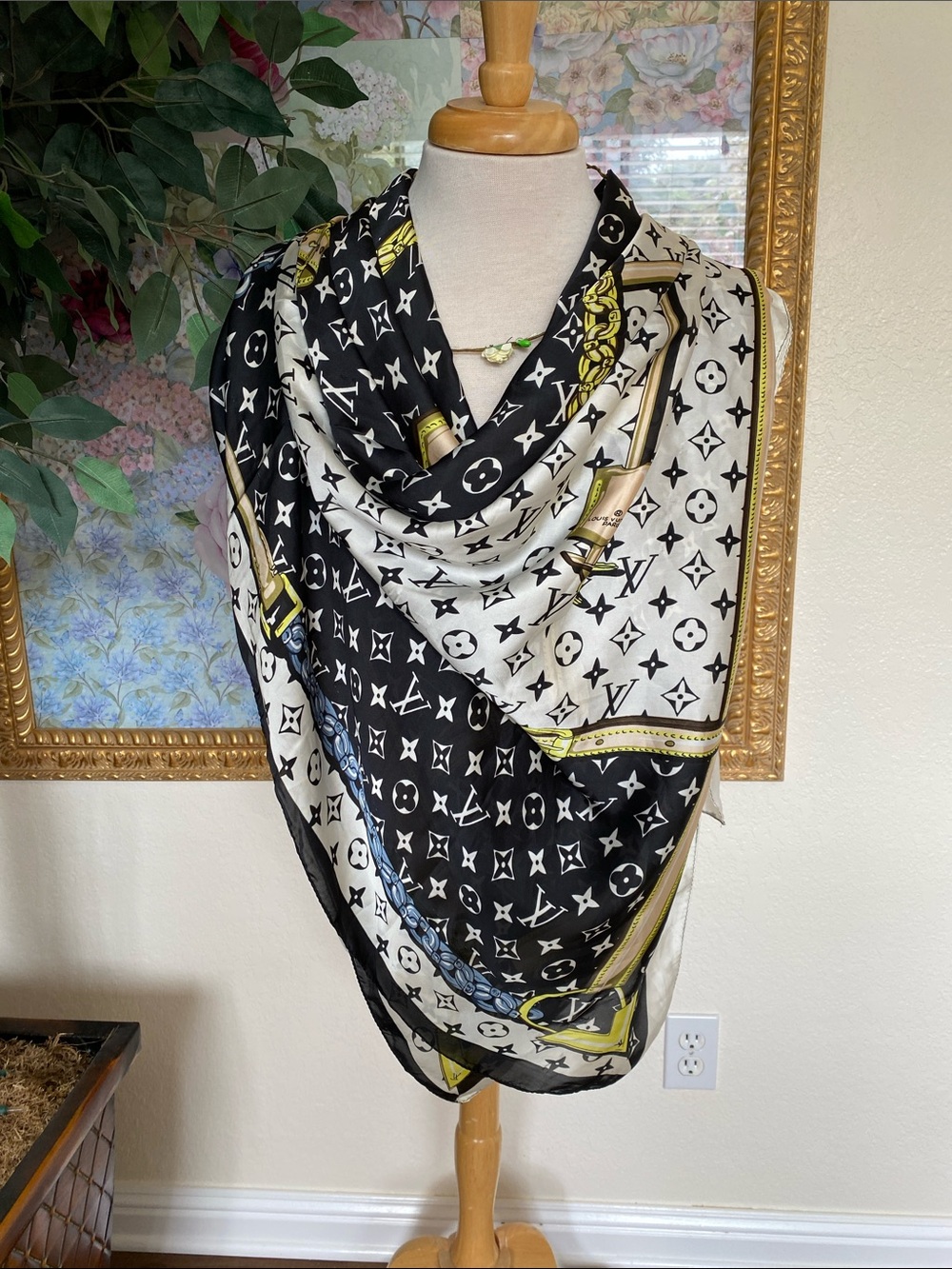 Unk Black, White & Yellow Patterned Silky/Satin-Style Scarf